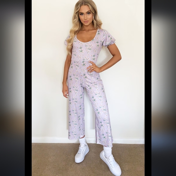 PrettyLittleThing Lilac Daisy Printed Puff Short Sleeve Culotte Jumpsuit - Picture 6 of 6
